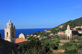 Les 2 églises qui se font face