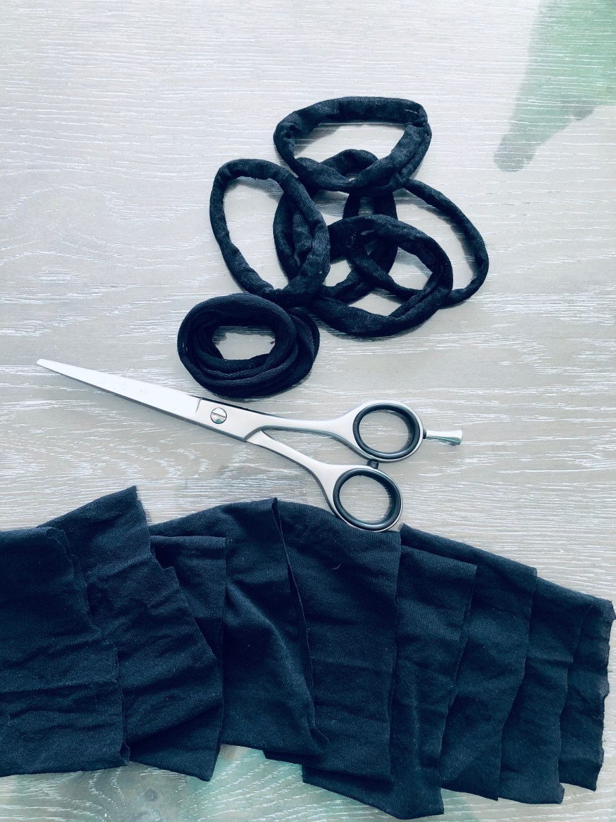 Ensemble à la maison : Elastiques à cheveux avec de vieux&nbsp;collants